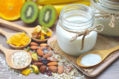 Ev yapımı yoğurt, taze yoğurt beyaz bir arka plan üzerinde