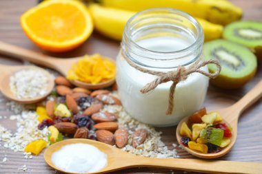 Ev yapımı yoğurt, taze yoğurt beyaz bir arka plan üzerinde