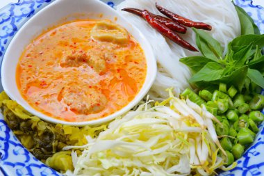 Tay gıda hazır hizmet pirinç şehriye ve balık bitki ile Hindistan cevizi sütü köri.