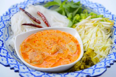 Tay gıda hazır hizmet pirinç şehriye ve balık bitki ile Hindistan cevizi sütü köri.