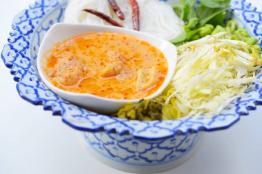 Tay gıda hazır hizmet pirinç şehriye ve balık bitki ile Hindistan cevizi sütü köri.