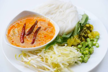 Tay gıda hazır hizmet pirinç şehriye ve balık bitki ile Hindistan cevizi sütü köri.