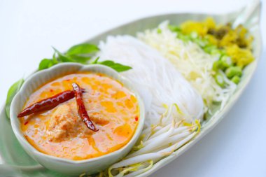 Tay gıda hazır hizmet pirinç şehriye ve balık bitki ile Hindistan cevizi sütü köri.