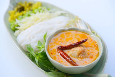 Tay gıda hazır hizmet pirinç şehriye ve balık bitki ile Hindistan cevizi sütü köri.