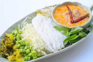 Tay gıda hazır hizmet pirinç şehriye ve balık bitki ile Hindistan cevizi sütü köri.