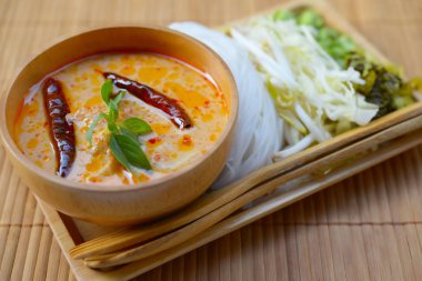 Tay gıda hazır hizmet pirinç şehriye ve balık bitki ile Hindistan cevizi sütü köri.