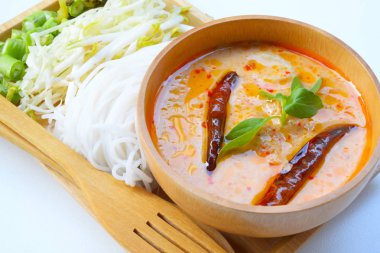 Tay gıda hazır hizmet pirinç şehriye ve balık bitki ile Hindistan cevizi sütü köri.