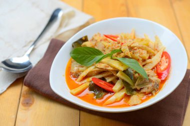 tavuk Hindistan cevizi kreması ve kırmızı ile baharatlı bambu çekimleri köri