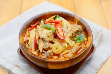 tavuk Hindistan cevizi kreması ve kırmızı ile baharatlı bambu çekimleri köri