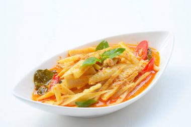 tavuk Hindistan cevizi kreması ve kırmızı ile baharatlı bambu çekimleri köri