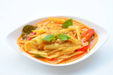 tavuk Hindistan cevizi kreması ve kırmızı ile baharatlı bambu çekimleri köri