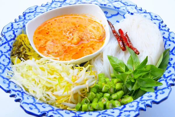 Comida tailandesa lista servida Fideos de arroz y curry de pescado en leche de coco con hierbas . — Foto de Stock