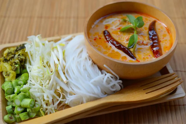 Tay gıda hazır hizmet pirinç şehriye ve balık bitki ile Hindistan cevizi sütü köri.