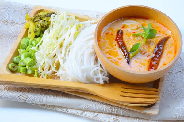 Tay gıda hazır hizmet pirinç şehriye ve balık bitki ile Hindistan cevizi sütü köri.