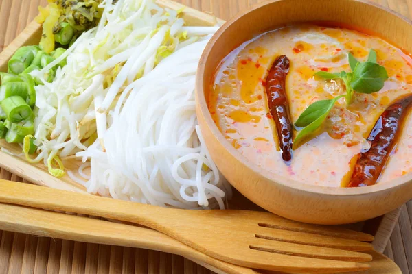 Tay gıda hazır hizmet pirinç şehriye ve balık bitki ile Hindistan cevizi sütü köri.