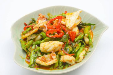 Kızarmış kalamar kavrulmuş chili yapıştır ile karıştırın