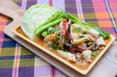 Herb ile Tay gıda Baharatlı deniz ürünleri salatası.