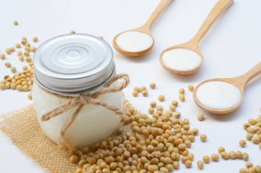 Organik yoğurt soya sütü yapılır.