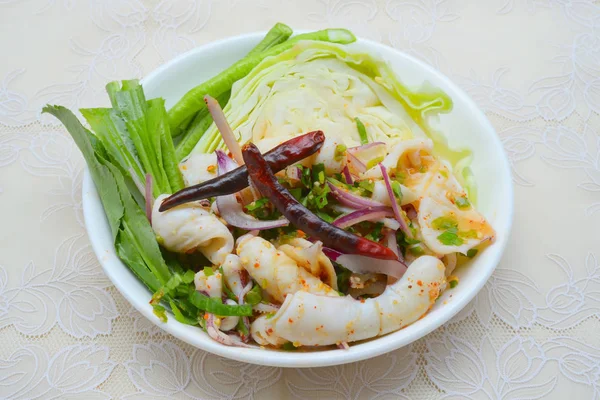 Herb ile Tay gıda Baharatlı deniz ürünleri salatası.