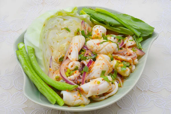 Herb ile Tay gıda Baharatlı deniz ürünleri salatası.