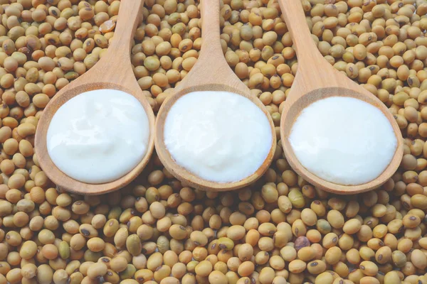 Organik yoğurt soya sütü yapılır.