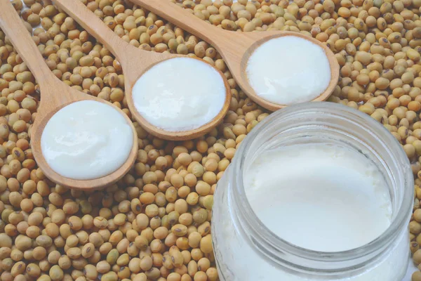 Organik yoğurt soya sütü yapılır.