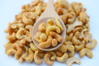 Beyaz arka planda kavrulmuş kaju fıstığı.