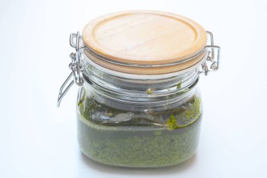 Pesto sos çam fıstığı bir kavanoza parmesan ve sarımsak Beyaz ahşap tablo