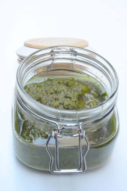 Pesto sos çam fıstığı bir kavanoza parmesan ve sarımsak Beyaz ahşap tablo