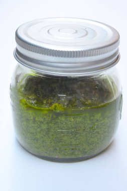 Pesto sos çam fıstığı bir kavanoza parmesan ve sarımsak Beyaz ahşap tablo