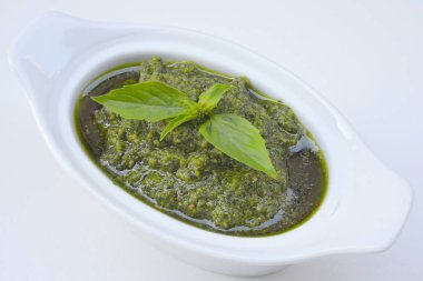 Pesto sos çam fıstığı ile bir kase içinde parmesan ve sarımsak 