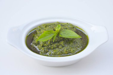 Pesto sos çam fıstığı ile bir kase içinde parmesan ve sarımsak 