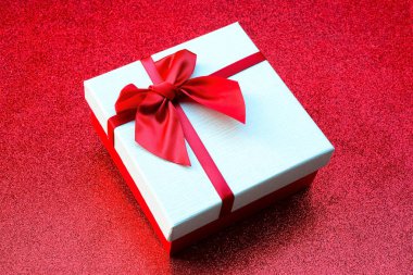 Beyaz hediye kutu kırmızı kurdele ile