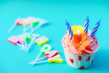 Renkli mumlu doğum günü pastası