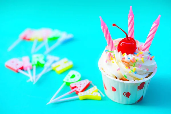 Cupcake d'anniversaire avec des bougies sur fond de couleur — Photo