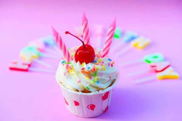 Cupcake ziua de nastere cu lumanari pe fundal de culoare — Fotografie, imagine de stoc