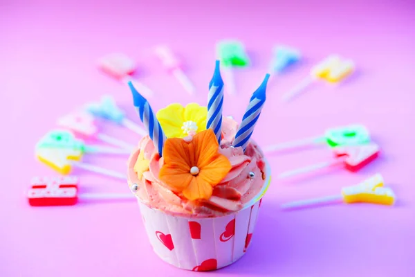 Cupcake d'anniversaire avec des bougies sur fond de couleur — Photo