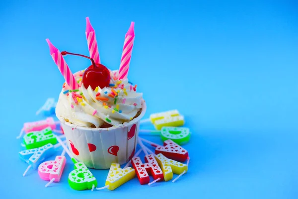Születésnapi cupcake gyertyákkal színes háttér — Stock Fotó