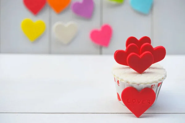 Gâteau d'anniversaire. Gâteaux pour la Saint-Valentin. Amour cupcakes avec coeur . — Photo