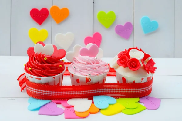 Gâteau d'anniversaire. Gâteaux pour la Saint-Valentin. Amour cupcakes avec coeur . — Photo