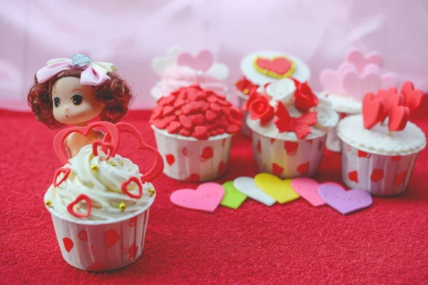 Cupcake születésnap. Cupcakes-Valentin-nap. Szívből szeretjük cupcakes. — Stock Fotó
