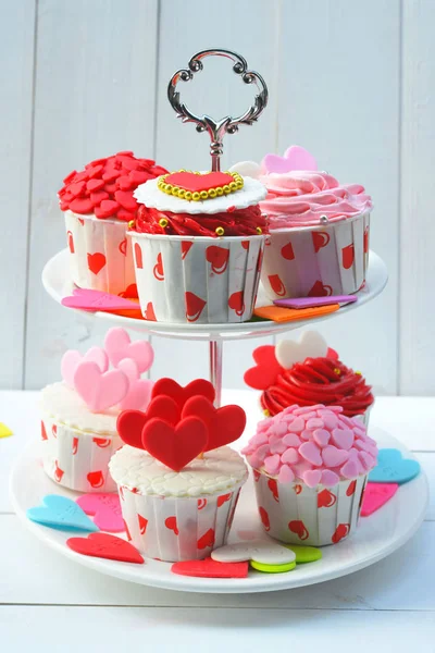 Gâteau d'anniversaire. Gâteaux pour la Saint-Valentin. Amour cupcakes avec coeur . — Photo