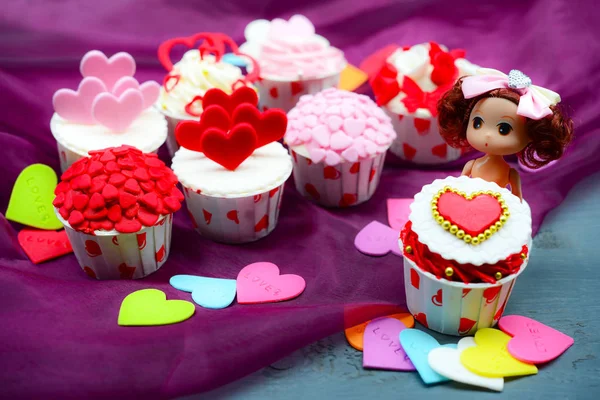 Cupcake születésnap. Cupcakes-Valentin-nap. Szívből szeretjük cupcakes. — Stock Fotó