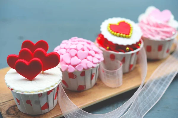 Birthday cupcake. Cupcakes for Valentine's Day. Love cupcakes with heart. — Stock Photo, Image