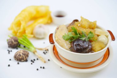 Kızarmış Balık maw kabı üzerindeki kırmızı Gravy