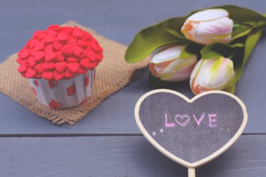 Küçük kalpler ile cupcakes. Romantik aşk arka plan. Sevgililer günün kutlu olsun. St. Valentine's Day Tema.