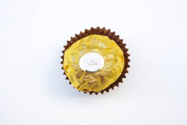 Bangkok Tayland - 15 Kasım 2017: Ferrero Rocher çikolata bir kutu. 1982 yılından bu yana bütün kavrulmuş fındık süt kaplı fındık krema dolu ince gofret kabukta şeker oluşur 