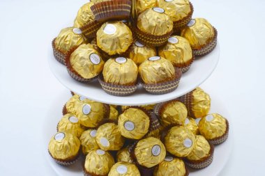 Bangkok Tayland - 15 Kasım 2017: Ferrero Rocher çikolata bir kutu. 1982 yılından bu yana bütün kavrulmuş fındık süt kaplı fındık krema dolu ince gofret kabukta şeker oluşur 
