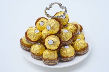 Bangkok Tayland - 15 Kasım 2017: Ferrero Rocher çikolata bir kutu. 1982 yılından bu yana bütün kavrulmuş fındık süt cho kaplı fındık krema dolu ince gofret kabukta şeker oluşur