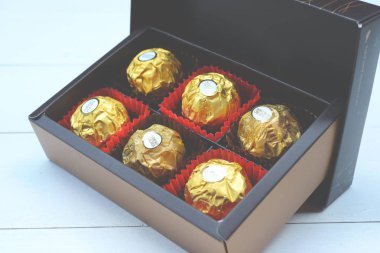 Bangkok Tayland - 15 Kasım 2017: Ferrero Rocher çikolata bir kutu. 1982 yılından bu yana bütün kavrulmuş fındık süt cho kaplı fındık krema dolu ince gofret kabukta şeker oluşur